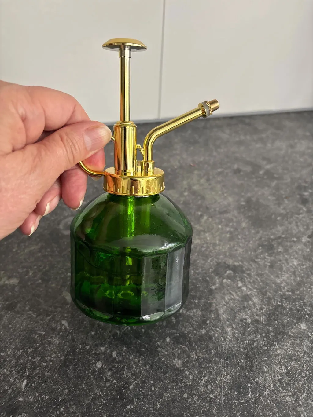 Urbanjungl plantenspuit groen glas 16 cm goud