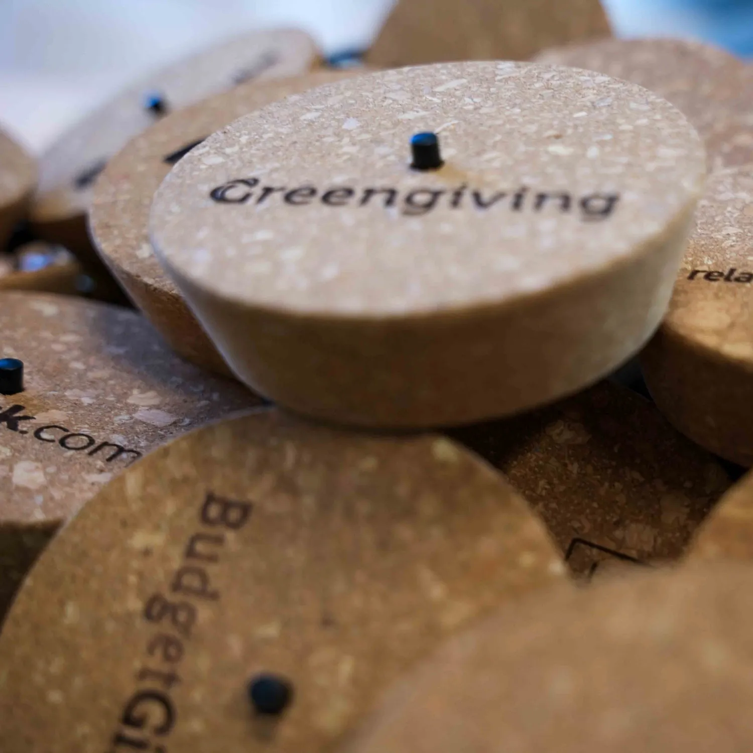 Urbanjungl Eigen logo op kurk graveren relatiegeschenk