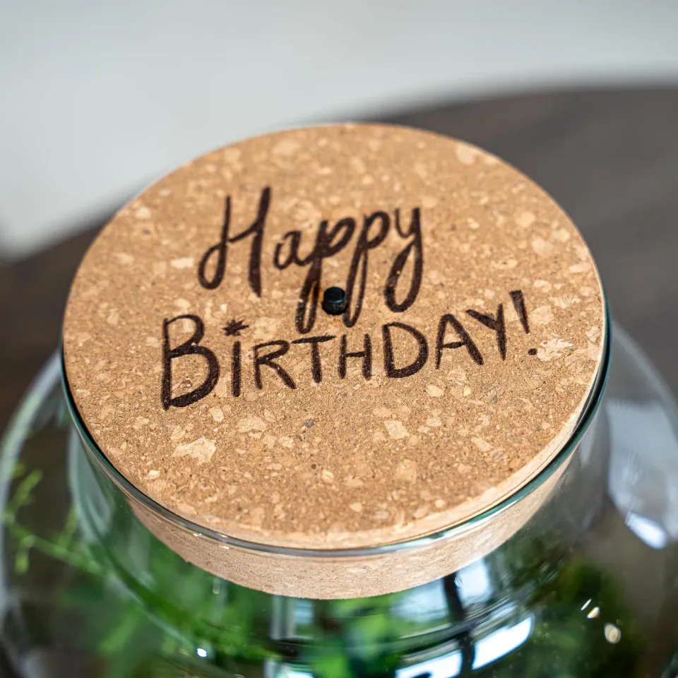 Urbanjungl Happy Birthday LED-kurkdeksel gegraveerd