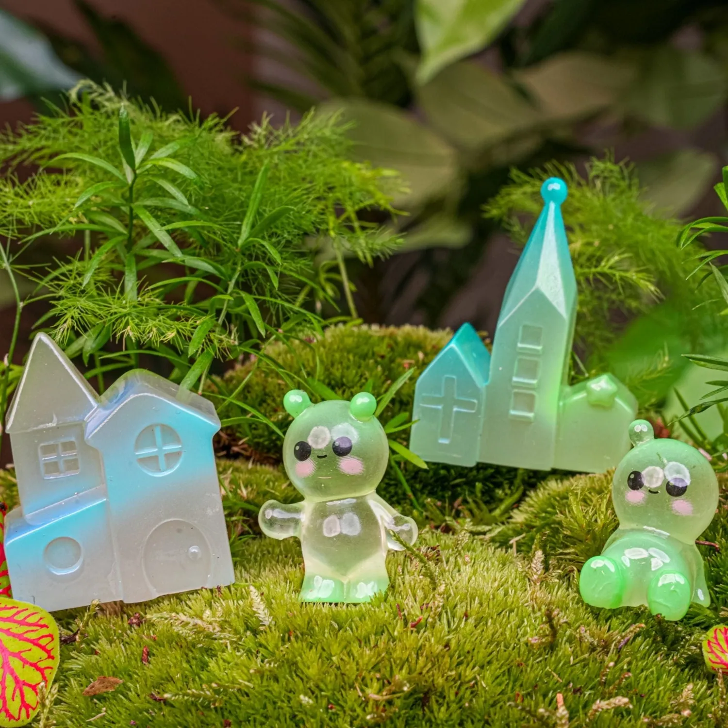 Urbanjungl Glow Village miniatuurdorp 4 stuks glow in the dark