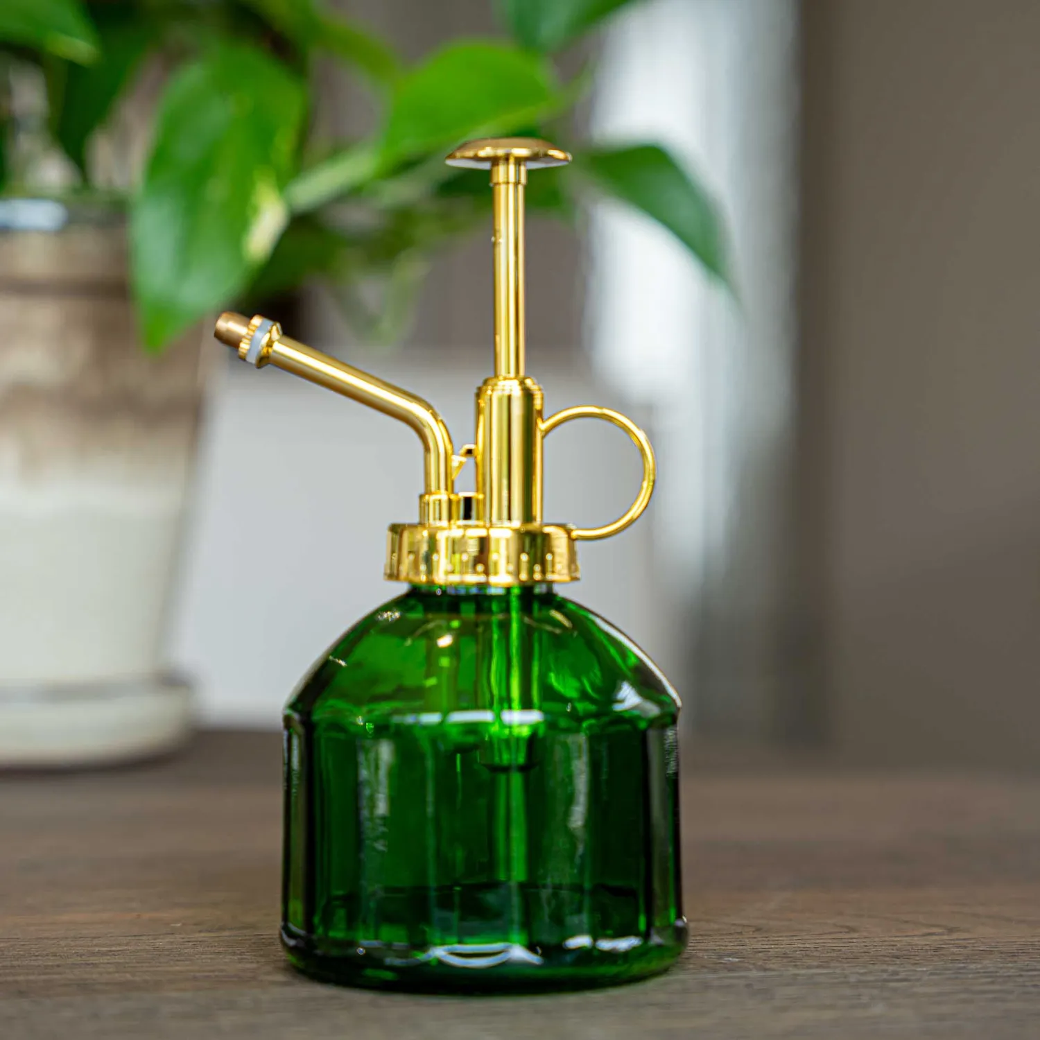 Urbanjungl plantenspuit groen glas 16 cm goud
